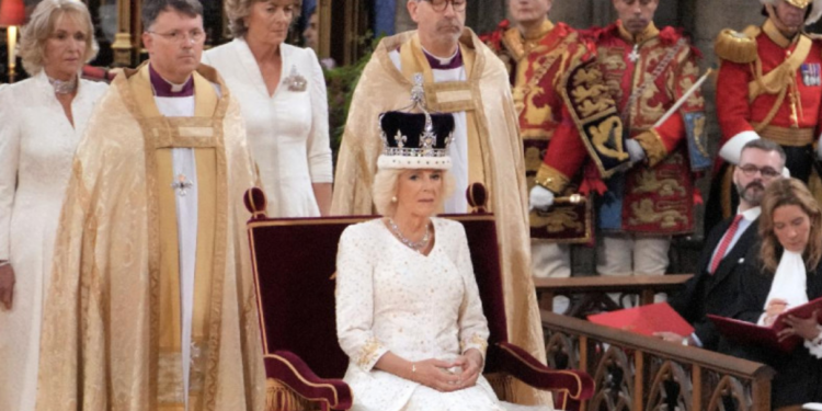 Camila deja el título de consorte; es coronada reina de Inglaterra.