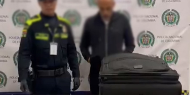 Cae por tercera vez exseleccionado de Colombia; llevaba droga en zapatillas.