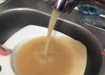 Alarma a victorenses olor y color del agua; temen riesgo para la salud.