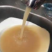 Alarma a victorenses olor y color del agua; temen riesgo para la salud.