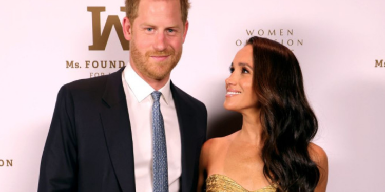 Príncipe Harry y Meghan sufren persecución de autos casi catastrófica con paparazzis.