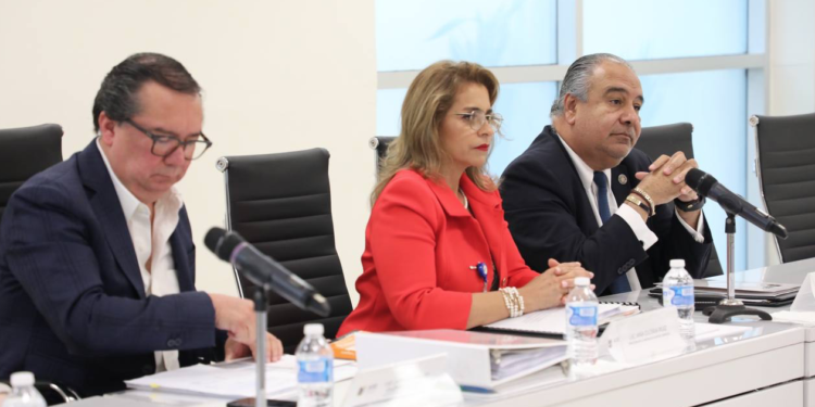 Auditor sigue escondiendo cuentas públicas de Cabeza de Vaca; diputados amagan con enjuiciarlo