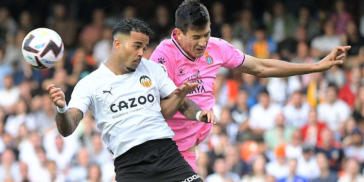 Gol de César Montes no salva al Espanyol  del desenso