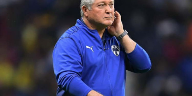 Vucetich deja de ser técnico de Rayados