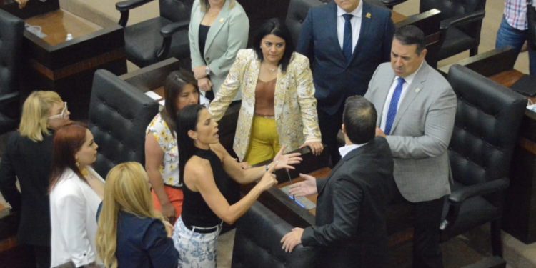 Discuten diputados por firma falsificada y suspenden plenaria del Congreso