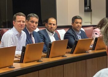 Se reúnen en Houston Cabeza de Vaca y Anaya.