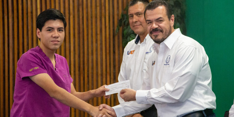 Entrega rector becas a hijos de docentes de la UAT