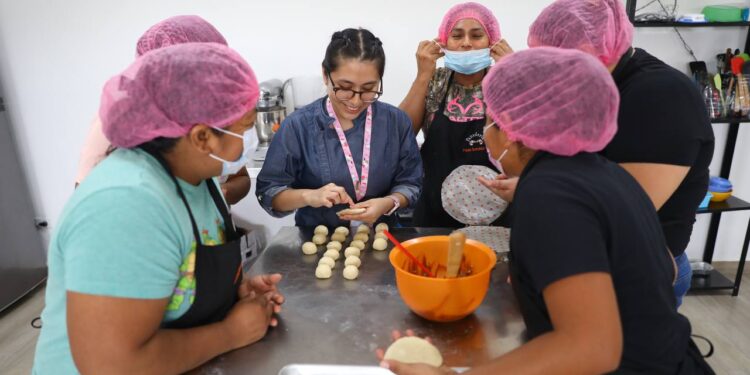 Fortalecen neolaredenses su emprendimiento mediante talleres de oficio
