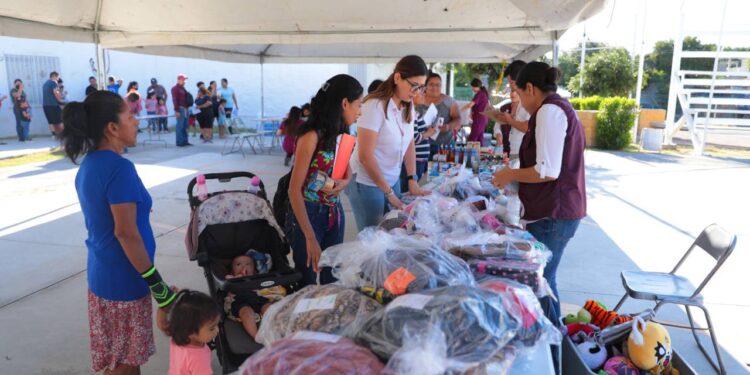 Vacunan y apoyan a la ciudadanía con donación de ropa y alimentos no perecederos