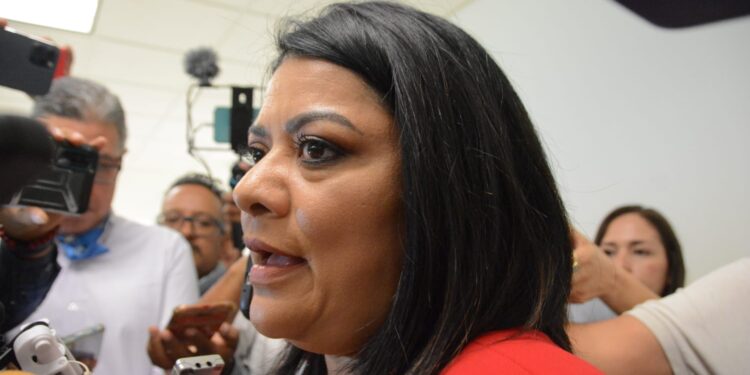 Escoltas cuidan ranchos de Cabeza de Vaca, acusa presidenta del Congreso.