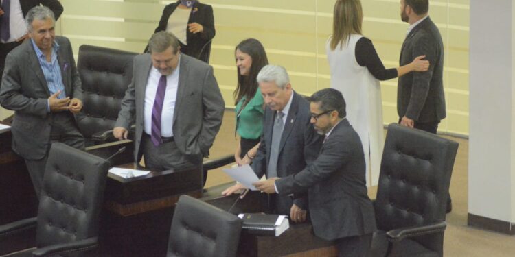 Por falta de votos, retira Morena dictamen que romperá «blindaje» cabecista en la constitución