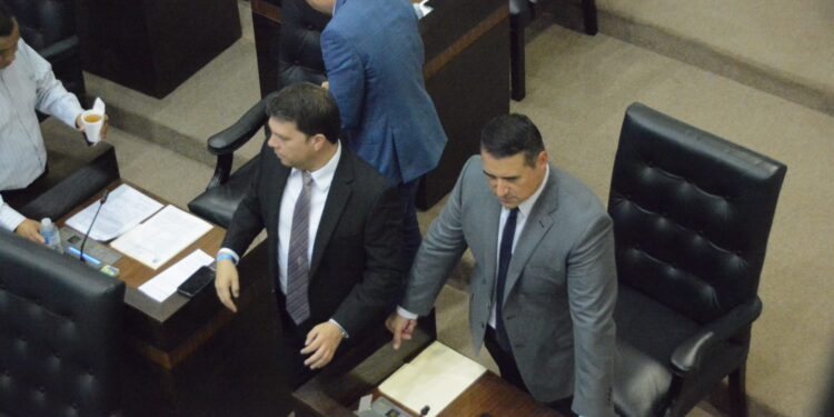 Diputados ahora se enfrentan por defensa de la SCJN