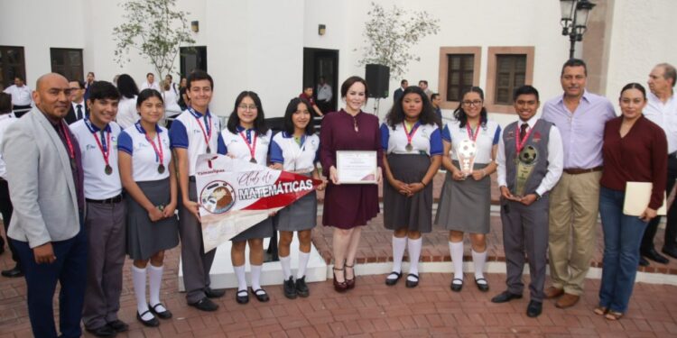 Estudiantes del Cobat 18 logran campeonato estatal de matemáticas, agradecen apoyo de alcaldesa