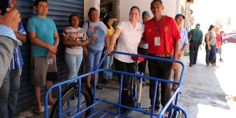 Entrega Ale Cárdenas, triciclo a vendedor ambulante.