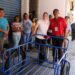 Entrega Ale Cárdenas, triciclo a vendedor ambulante.