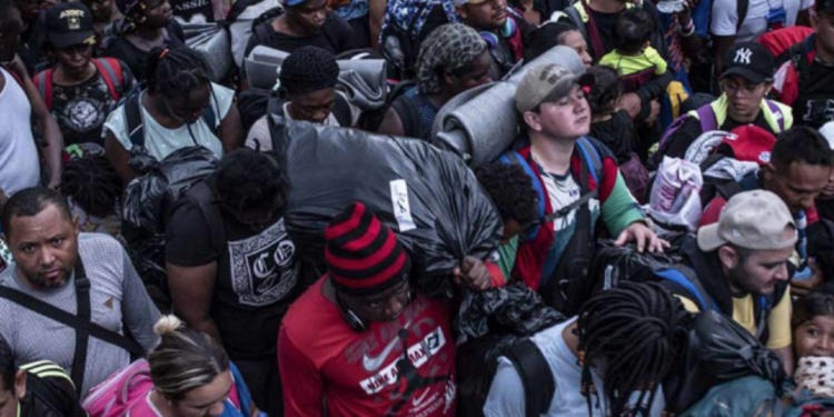 Ken Salazar insta a migrantes a no dejarse engañar por traficantes