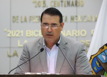 Cinismo panista: diputado exige prohibir colores partidistas en documentos públicos