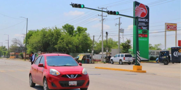 Activa alcalde semáforo en avenida de la unidad