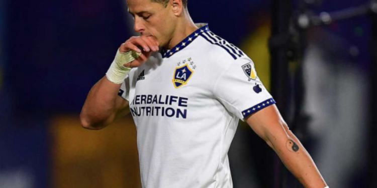 Chicharito se aleja del Tri; sufre grave lesión