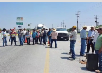 Agricultores bloquean otra vez la carretera