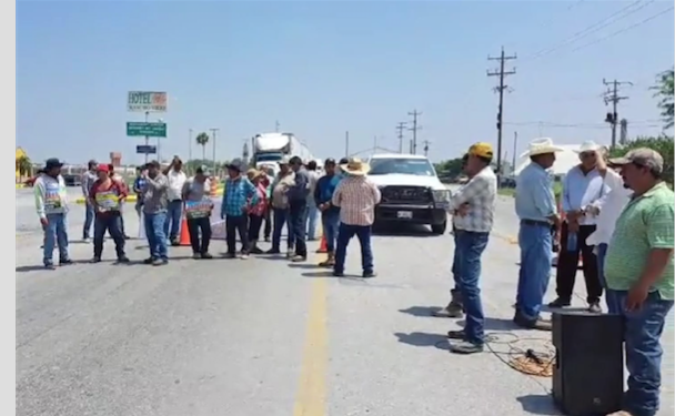 Agricultores bloquean otra vez la carretera