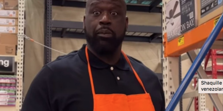 Shaquille O’Neal regala lavadoras a mujeres en Home Depot