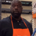 Shaquille O’Neal regala lavadoras a mujeres en Home Depot
