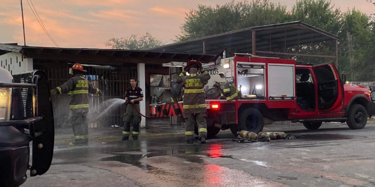 Apoya Protección Civil de Nuevo Laredo a sofocar incendio en Anáhuac, Nuevo León.