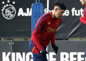 El futuro de Edson Álvarez en Europa se complica debido a un aumento en su precio de traspaso