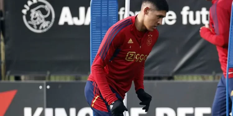 El futuro de Edson Álvarez en Europa se complica debido a un aumento en su precio de traspaso