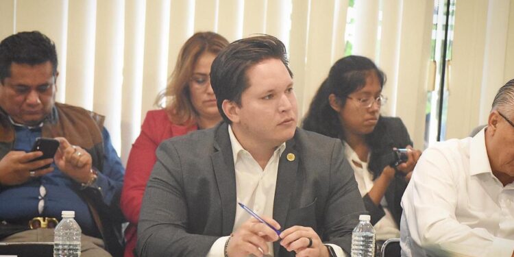 Otro que quiere ser alcalde de Victoria