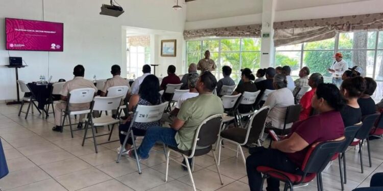 Autoridades realizan plática de concientización al sector pesquero