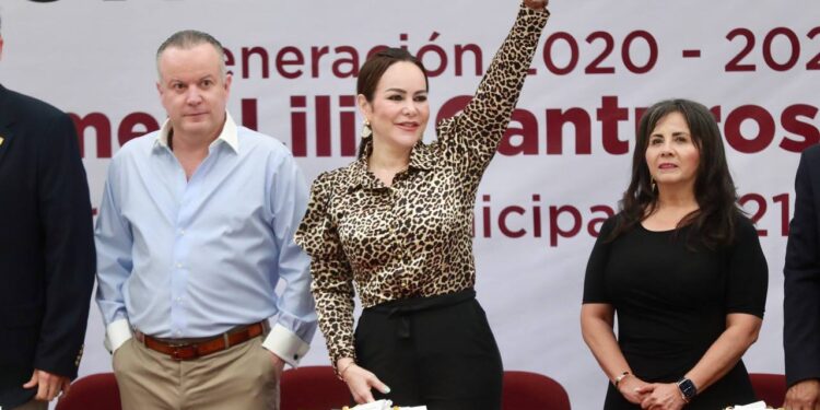 Se gradúan mil 200 estudiantes de las preparatorias municipales