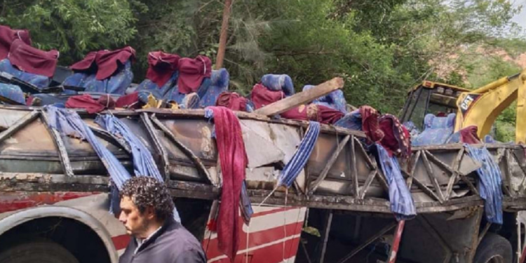 Mueren 26 al caer autobús a barranco en Oaxaca.