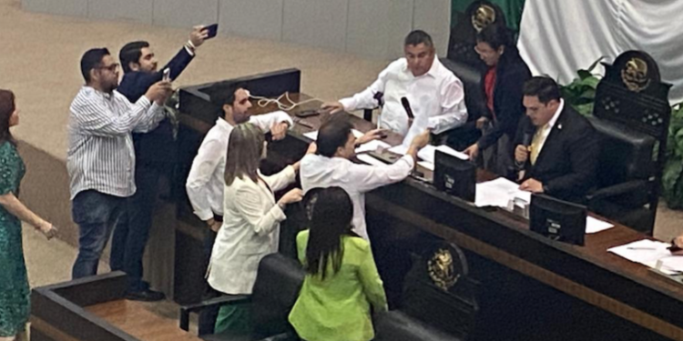 Tienen diputados sesión de escándalo: «No les sube agua al tinaco», acusa Morena al PAN.