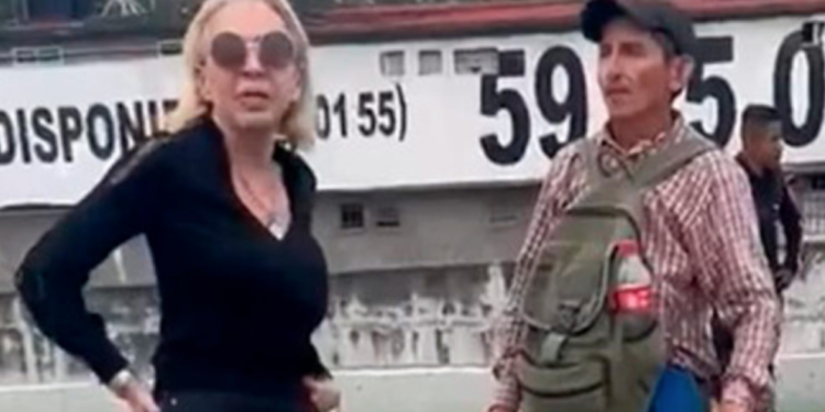 En pleno bloqueo se les apareció la «Señorita Laura» en Chilpancingo