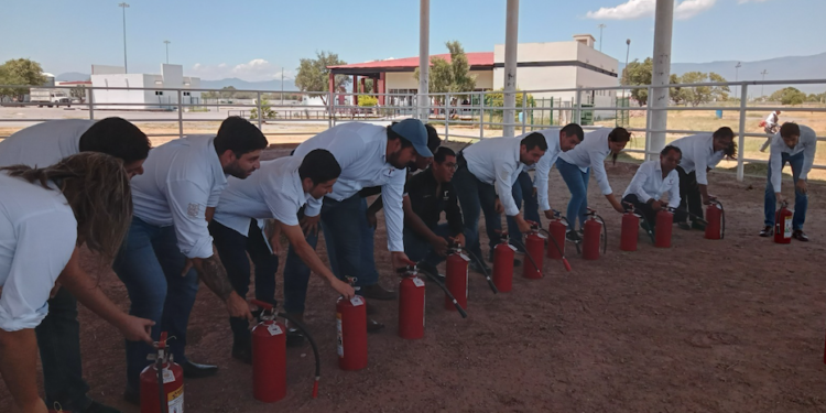 Capacitan a brigadistas de Torre Bicentenario en Protección Civil
