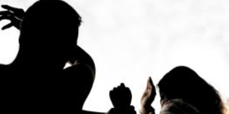 Pide auxilio por violencia de su pareja