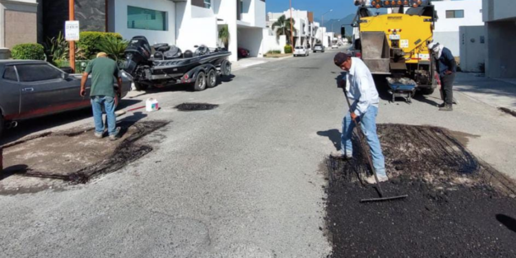 Mejora municipio vialidades con bacheo en calles de Victoria