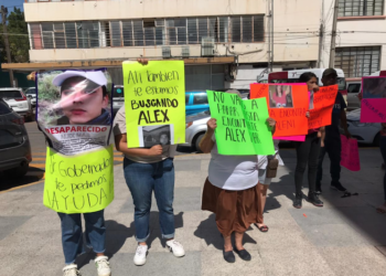 Familiares de jóvenes desaparecidos denuncian apatía gubernamental.