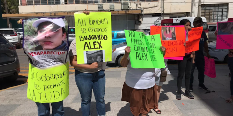 Familiares de jóvenes desaparecidos denuncian apatía gubernamental.