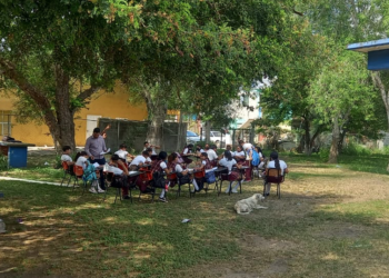 Toman clases bajo los árboles desde hace un año y tres meses…¡porque no tienen luz!