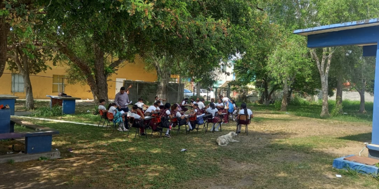 Toman clases bajo los árboles desde hace un año y tres meses…¡porque no tienen luz!