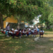 Toman clases bajo los árboles desde hace un año y tres meses…¡porque no tienen luz!