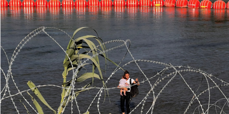 Endurece Texas medidas para frenar a migrantes; ni agua les dan