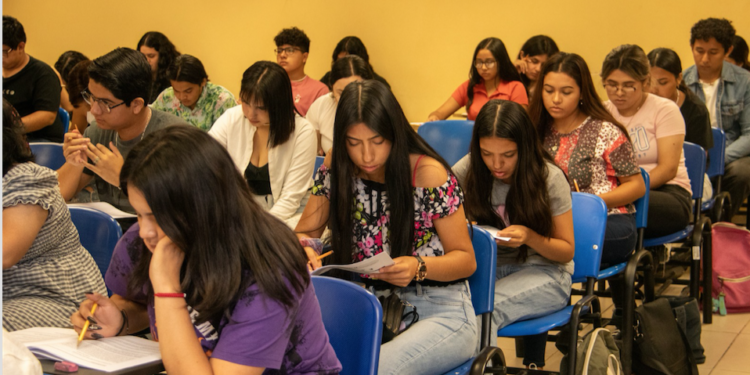 Aspirantes a ingresar a la UAT presentan exámen Ceneval