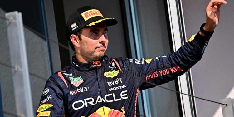 Checo Pérez recibe el título de Piloto del Día tras increíble remontada