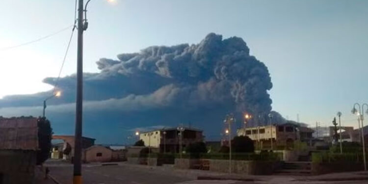 «Perú prepara evacuación en caso de incremento de erupciones del volcán Ubinas»