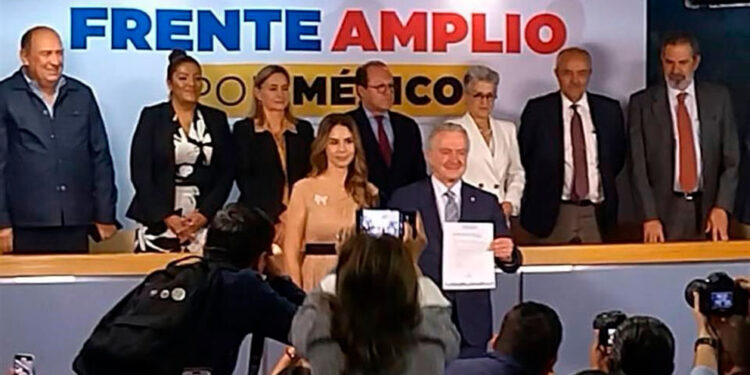 Santiago Creel se inscribe como aspirante presidencial del Frente Amplio por México