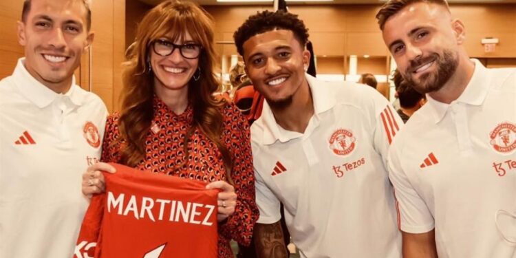 Julia Roberts muestra su amor por el Manchester United en visita al equipo